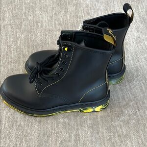 NWT Dr. Martens 1460 Smooth Leather Lace Up Boots
